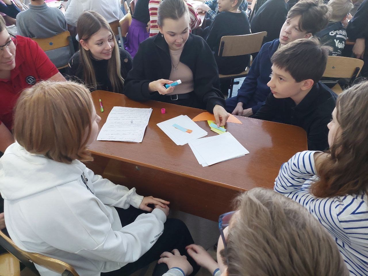 Ученики частной школы Веритас на занятии в тёплой дружелюбной атмосфере