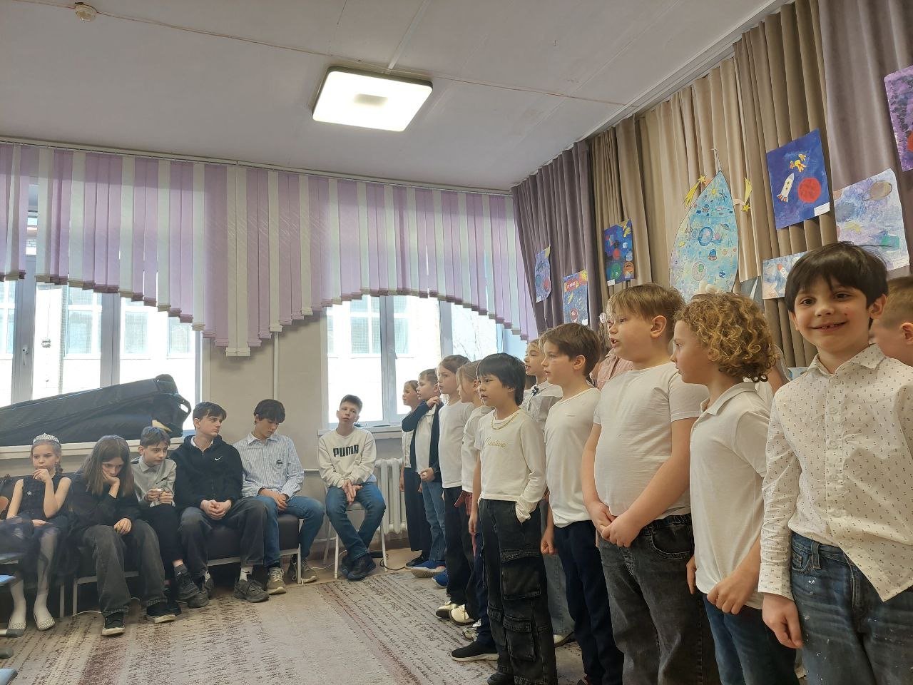 Ученики 7 класса школы Веритас исполняют песню ко Дню космонавтики