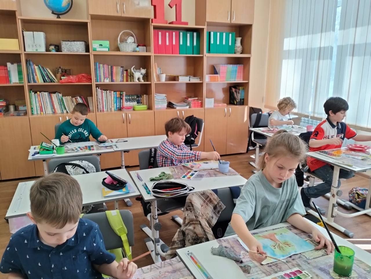 Ученики школы Веритас рисуют под музыку Штрауса и Моцарта во время недели искусств в начальной школе